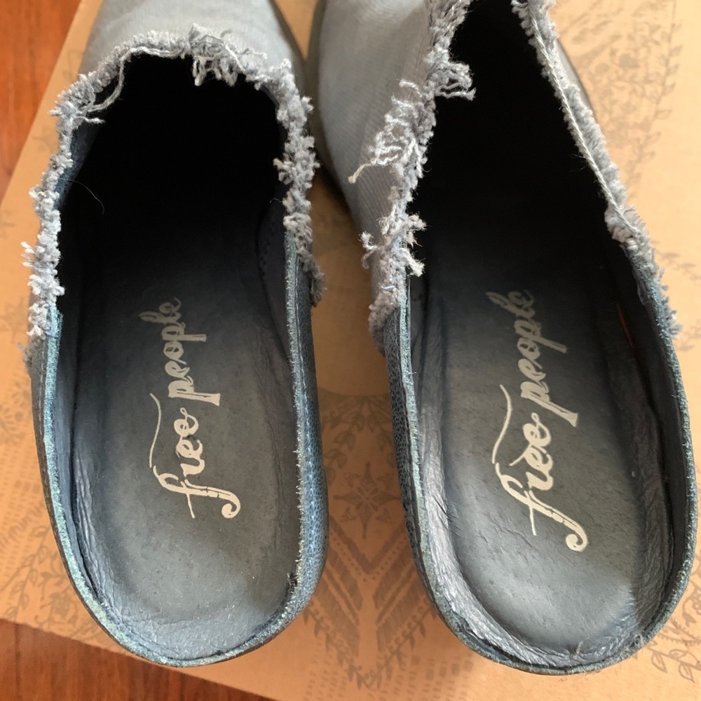 NWOT Free People Cute Blue Mules Size 8 Clogs Slip-on - Picture 2 of 4